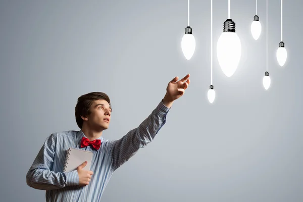 Young man with notepad — Stockfoto