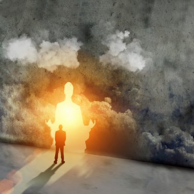 Meditasyon yapan adamın silueti