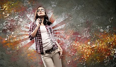 Kulaklıklı genç bir kadın.