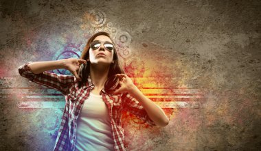 Kulaklıklı genç bir kadın.