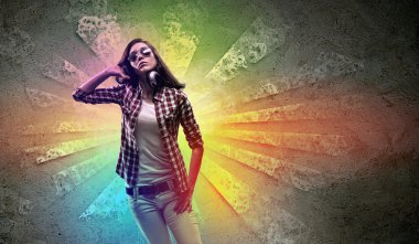 Kulaklıklı genç bir kadın.