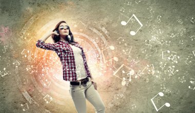 Kulaklıklı genç bir kadın.