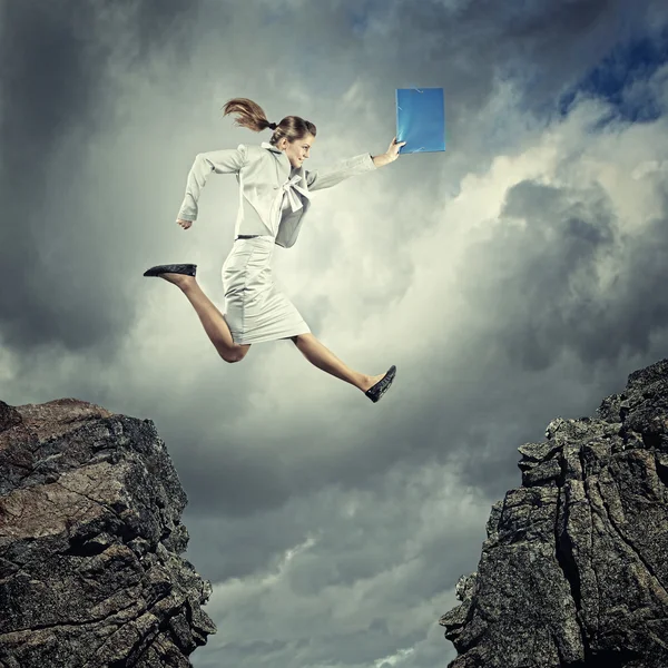 Молодая предпринимательница прыгает — стоковое фото
