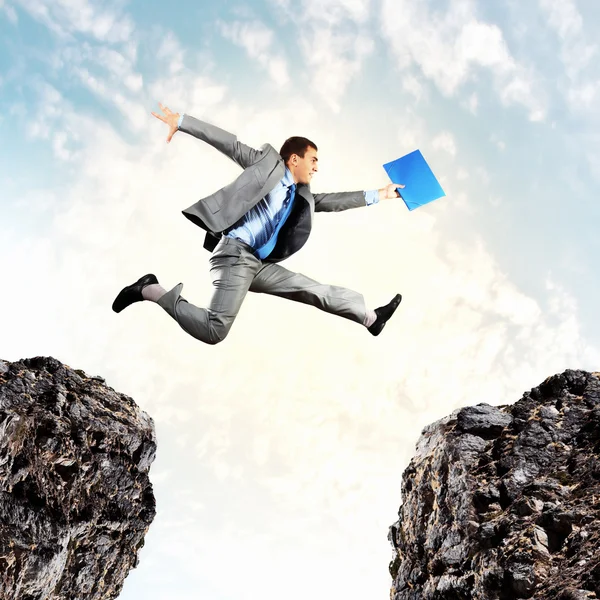 Empresário saltando sobre lacuna — Fotografia de Stock
