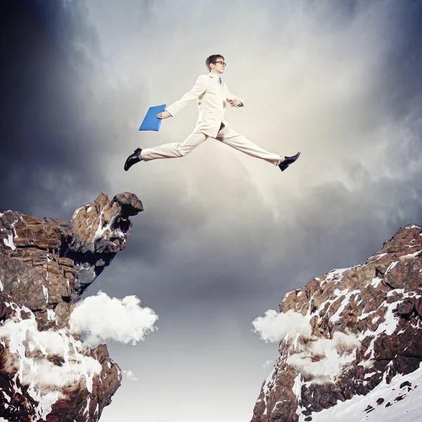 Empresário saltando sobre lacuna — Fotografia de Stock