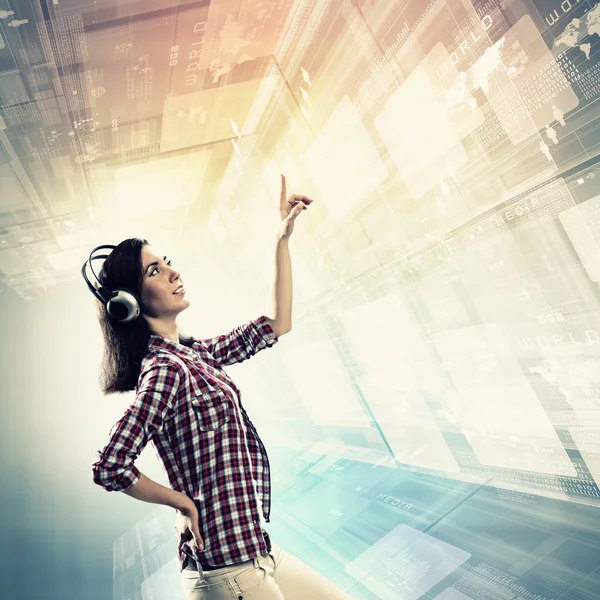 Mujer tocando pantalla virtual — Foto de Stock