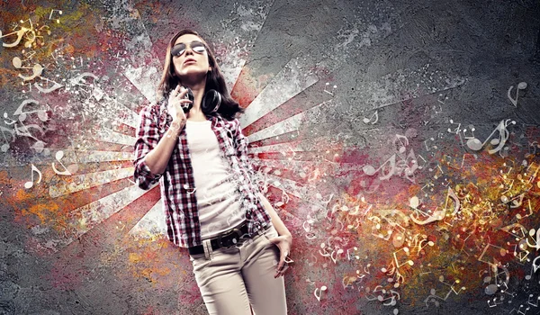 Mujer joven con auriculares — Foto de Stock