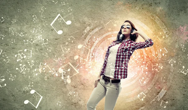 Mujer joven con auriculares — Foto de Stock