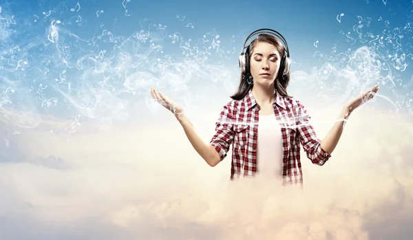 Mujer joven con auriculares — Foto de Stock