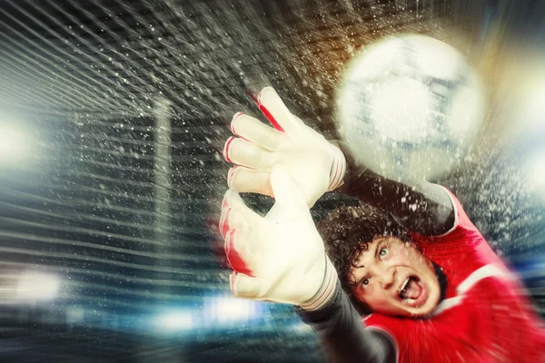 Goleiro pega a bola — Fotografia de Stock