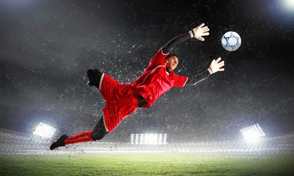 Goleiro pega a bola — Fotografia de Stock