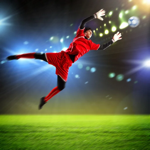 Bramkarz łapie piłkę — Zdjęcie stockowe