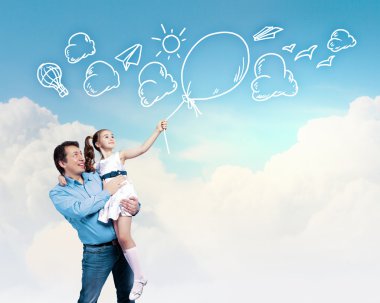 el kızı üzerinde tutan baba