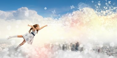 küçük kız oynamaya