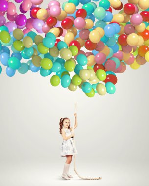 Küçük Kız Balonları Tutuyor