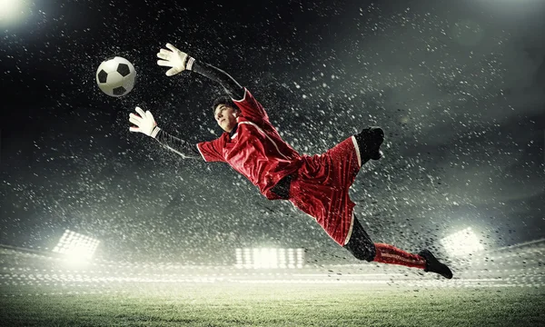 Goleiro pega a bola — Fotografia de Stock