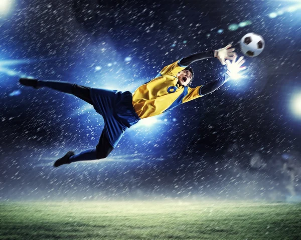 Goleiro pega a bola — Fotografia de Stock