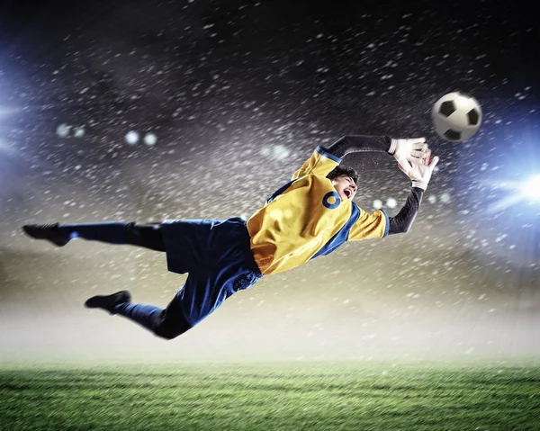 Goleiro pega a bola — Fotografia de Stock