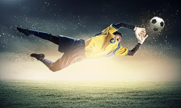 Goalkeeper catches the ball — Stock Photo, Image