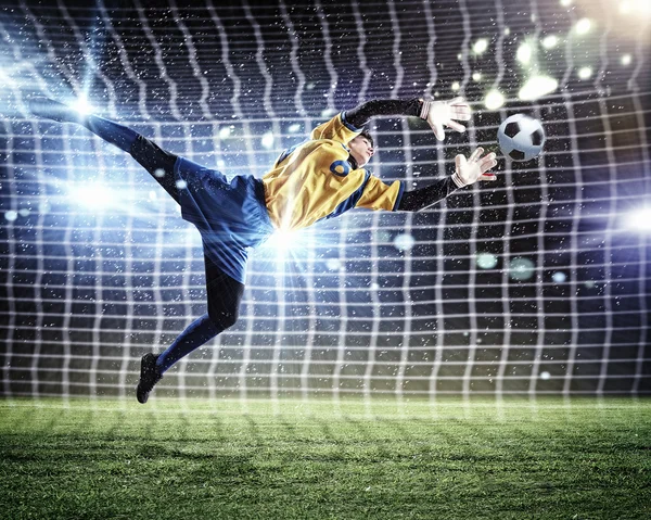 Portero atrapa la pelota — Foto de Stock