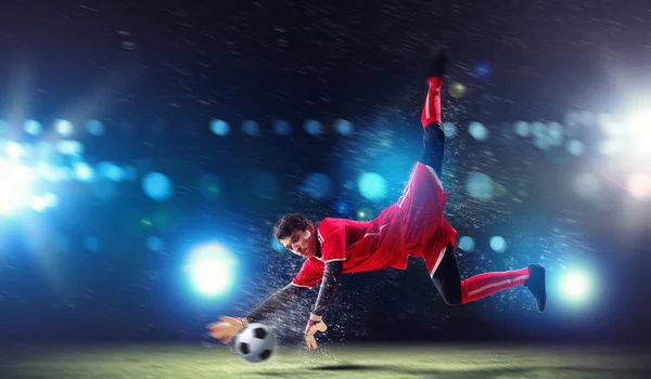 Bramkarz łapie piłkę — Zdjęcie stockowe