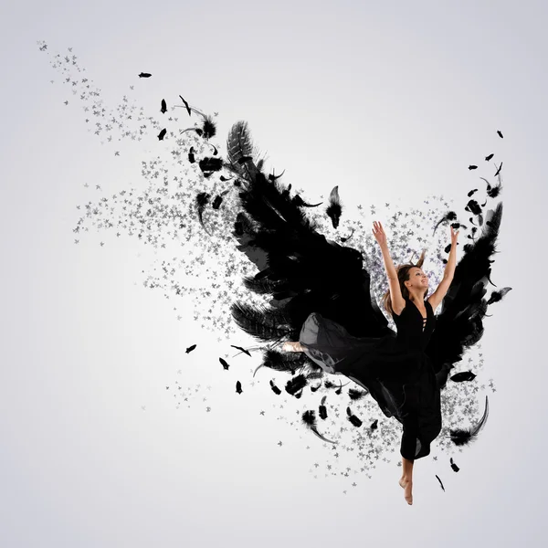漂浮在黑暗的翅膀上的女人 — 图库照片