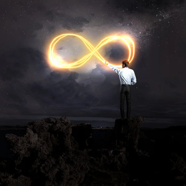 Empresario dibuja un signo de infinito — Foto de Stock