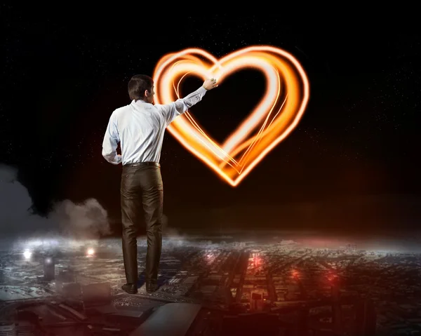 Geschäftsmann zeichnet ein Herz-Symbol — Stockfoto