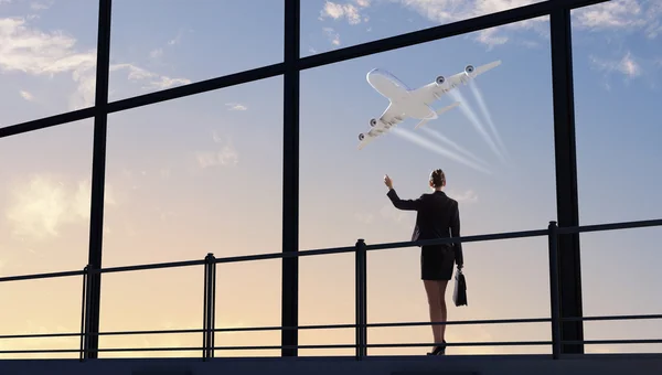 Geschäftsfrau am Flughafen — Stockfoto