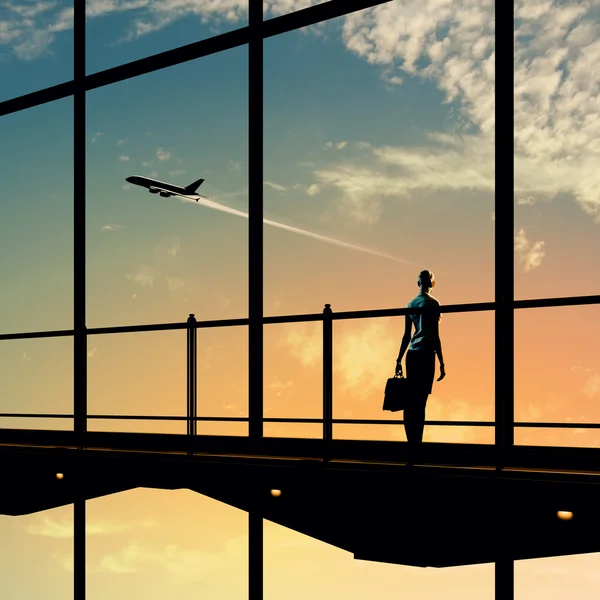 Zakenvrouw op luchthaven — Stockfoto