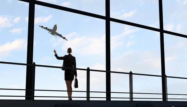 Geschäftsfrau am Flughafen — Stockfoto