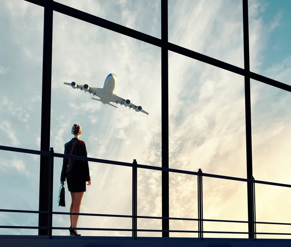 Femme d'affaires à l'aéroport — Photo