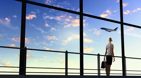 Zakenvrouw op luchthaven — Stockfoto