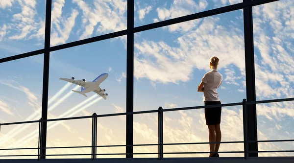 Zakenvrouw op luchthaven — Stockfoto