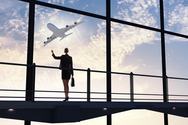 Empresaria en el aeropuerto — Foto de Stock