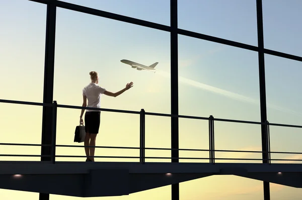 Geschäftsfrau am Flughafen — Stockfoto