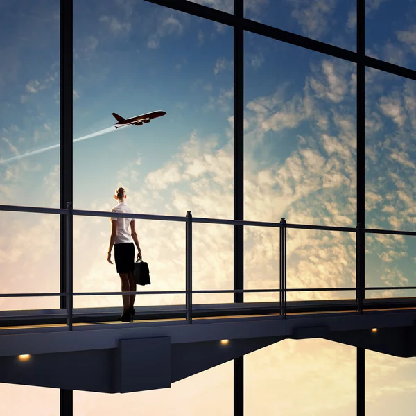 Empresária no aeroporto — Fotografia de Stock