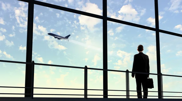 Uomo d'affari all'aeroporto — Foto Stock