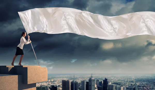 Zakenvrouw bedrijf witte vlag — Stockfoto