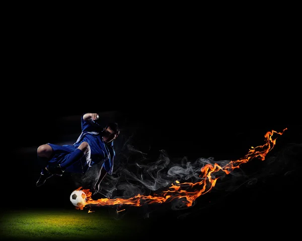Futbol oyuncu topu ile — Stok fotoğraf