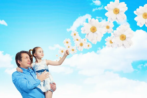 Pai segurando as mãos filha — Fotografia de Stock