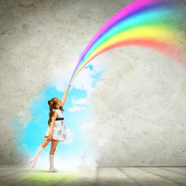 Weinig meisje tekening regenboog — Stockfoto