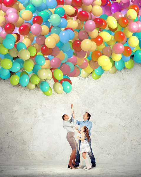 Famille tenant des ballons colorés — Photo