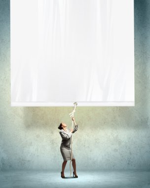 iş kadını çekerek boş başlık sayfası