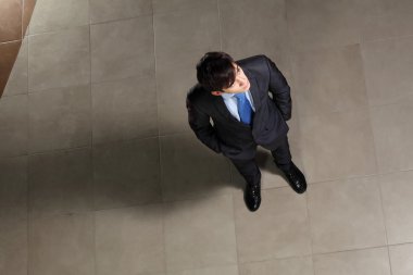 genç işadamı yukarıda arıyorum