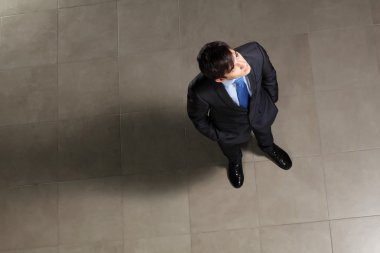 genç işadamı yukarıda arıyorum