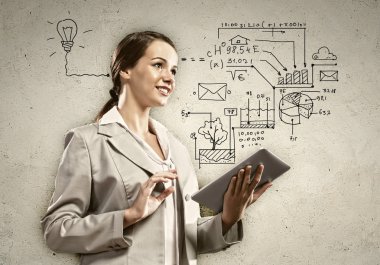 ipad elinde olan kadın