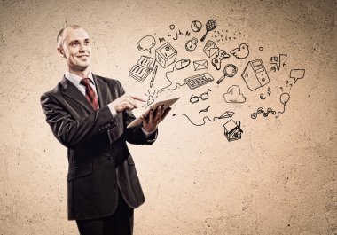 Elinizde ipad ile işadamı