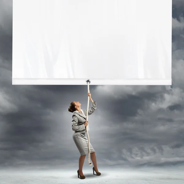 Empresária puxando banner em branco — Fotografia de Stock