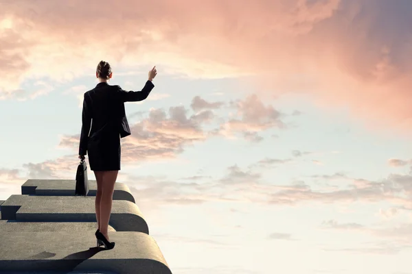 Businesswoman on top of building — Stock Photo, Image